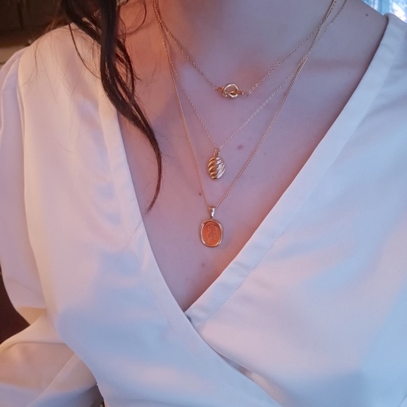 18k GP Hypoallergenic Tarnish resistant honeycomb and woman necklace set ❄️ - Picture 3 of 4